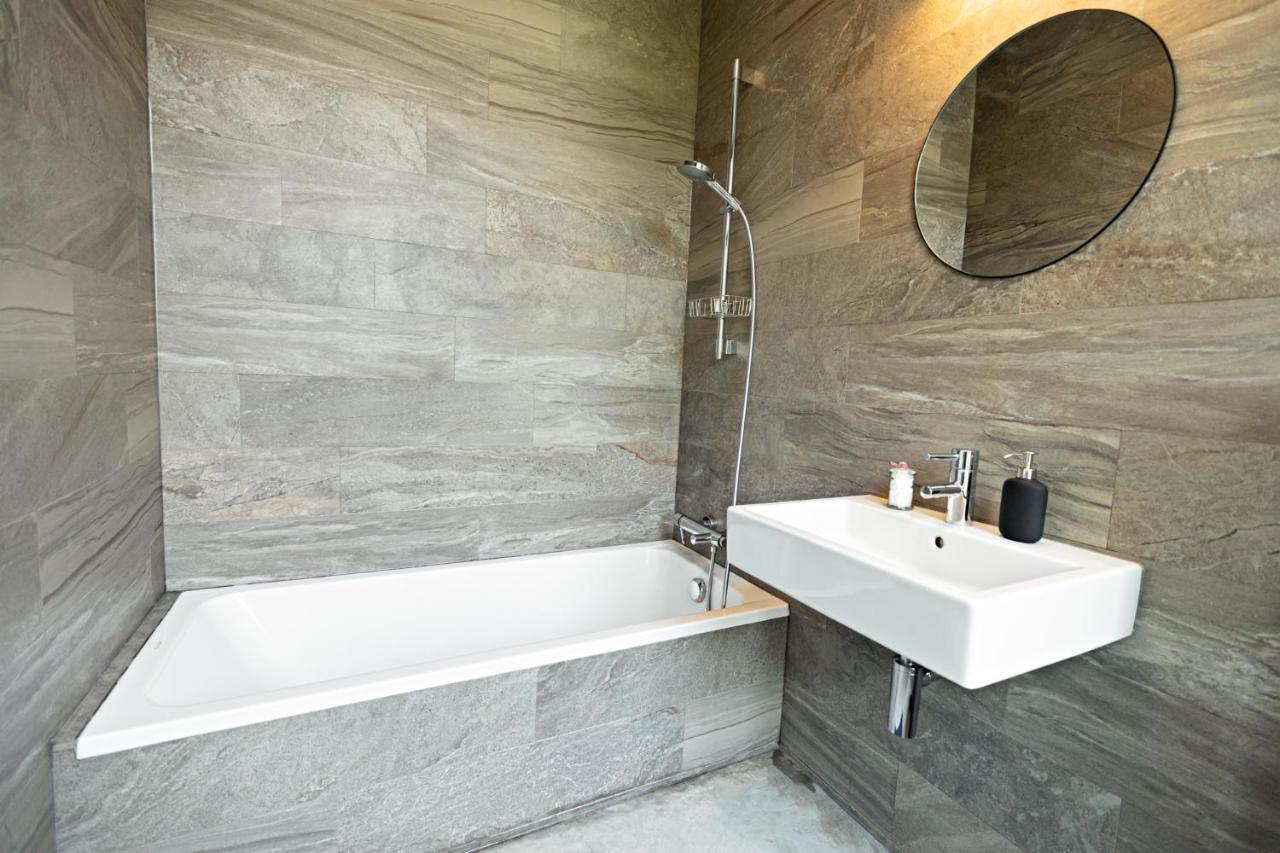 Luxury Suites South By Rikas Hotels Antwerpen Exteriör bild